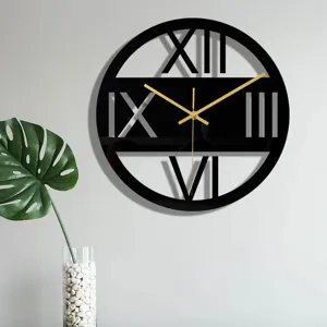 Belle horloge murale moderne en acrylique noir avec aiguilles dorées et chiffres romains déco.