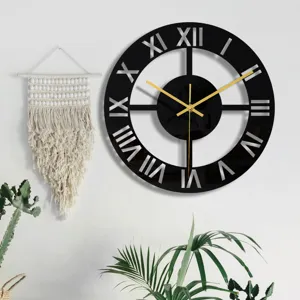 Détail de l'horloge murale ronde en acrylique noir avec des chiffres romains et aiguilles or.