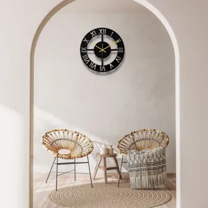 Détail d'horloge murale noire en acrylique avec chiffres romains dans un décor moderne.