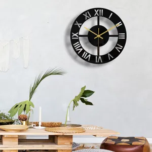Vue détaillée d'une horloge murale ronde moderne en acrylique noir 3D avec chiffres romains.