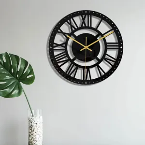 Horloge murale moderne en acrylique noir avec chiffres romains et aiguilles dorées chic.
