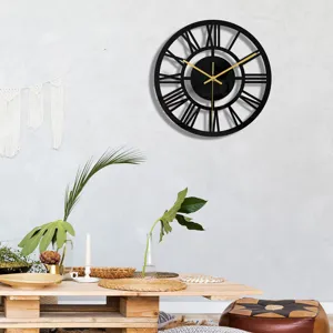 Détail de l'horloge murale minimaliste en acrylique noir avec des aiguilles dorées au mur.