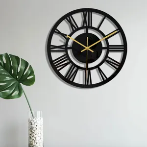 Moderne horloge murale en acrylique noir avec chiffres romains et aiguilles dorées chic.
