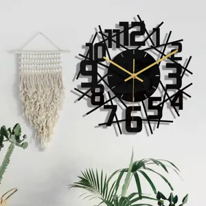Moderne pendule murale en acrylique 3D noir avec aiguilles dorees pour decoration.