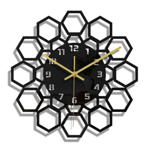 Vue détaillée de l'horloge murale en acrylique noir avec motif en nid d'abeille et aiguilles