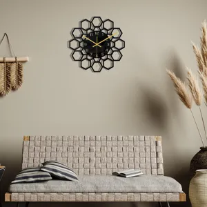 Horloge murale géométrique en acrylique noir moderne présentée dans un salon confortable.