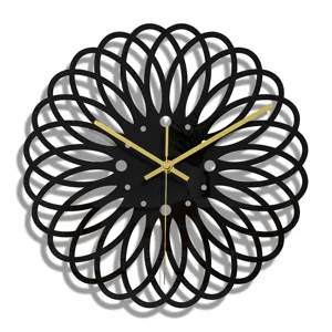 Gros plan sur l'horloge murale moderne en acrylique noir au motif floral géométrique et aiguilles.