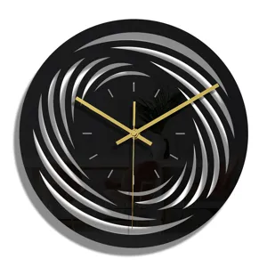 Détail de l'horloge murale moderne en acrylique noir avec motif argenté 3D et aiguilles dorées.