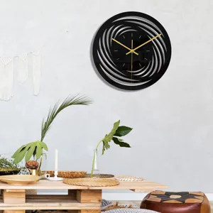 Pendule murale moderne en acrylique noir avec motif tourbillonnant abstrait et aiguilles dorees.
