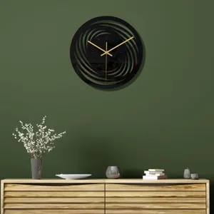 Pendule murale moderne en acrylique noir avec aiguilles dorées, horloge ronde minimaliste et élégante.