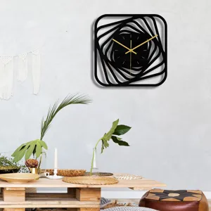 Vue detaillee d'horloge murale en acrylique noir geometrique minimaliste avec aiguilles dorees.