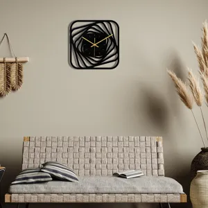 Vue de détail d'horloge murale géométrique en acrylique noir dans un intérieur élégant.