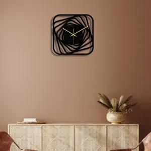 Horloge murale moderne et minimaliste en acrylique noir avec aiguilles dorées, déco chic.