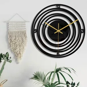 Vue détaillée d'une horloge murale moderne et minimaliste en acrylique noir avec aiguilles.