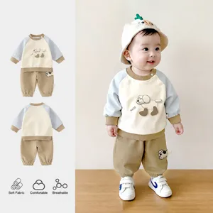 Neonato indossa un simpatico set di abbigliamento primaverile con motivo di cane.