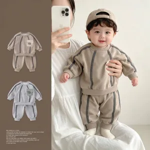 Completo primaverile in cotone per neonato con felpa a righe e pantaloni coordinati