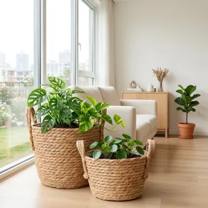 Detailansicht handgeflochtener Pflanzenkörbe aus Stroh in einem modernen Wohnzimmer