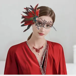 Detaillierte Nahaufnahme einer zarten Spitzenmaske verziert mit bunten Pfauenfedern.