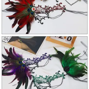 Nahaufnahme der edlen Pfauenfeder Spitzen Maske mit Kette und funkelnden Strasssteinen.