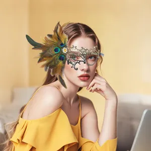 Pfauenfeder Spitzen Maskerade Maske mit Goldprägung und dekorativer Metallkette für Halloween Party Kostüm