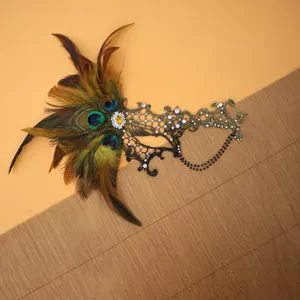 Pfauenfeder Spitzen Maske mit Strass und Kette fuer Halloween Party Kostuem Maskerade.