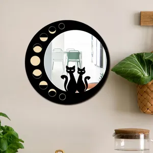 Specchio da parete rotondo bohémien in legno con fasi lunari e gatti neri decorativi.