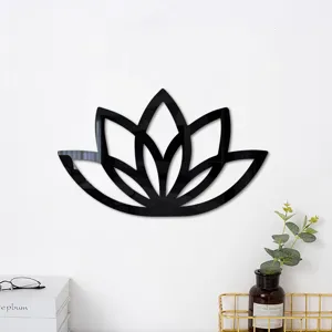 Nahaufnahme des schwarzen Acryl Lotusblumen Spiegel Wandaufklebers mit glänzender Optik.