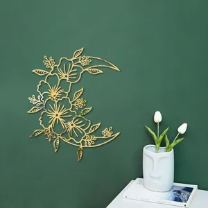Nahaufnahme des goldenen 3D Acryl Spiegelwandaufklebers mit floralem Monddesign.