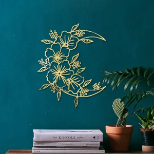 Nahaufnahme des goldenen Acryl Spiegel Monds Blumen Wandaufklebers, stilvolle Dekoration an Wand.
