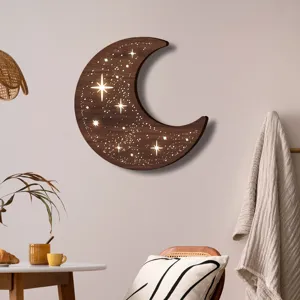 Dettaglio di luce notturna a parete LED luna in legno nordico con calda texture di stella cava.