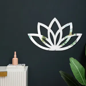 Detailaufnahme des dekorativen Lotus Acryl Spiegel Wandaufklebers an einer dunklen Wand.