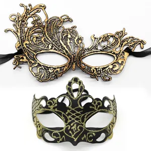 Set di maschere di carnevale mezzo viso pizzo dorato corona nera festa di Halloween