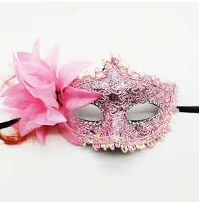 Rosa spitze maskerade maske mit blume und glitzer details für party performance kostüm.