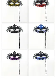 Elegante maschera di carnevale mezza faccia in metallo con manico per feste e travestimenti.