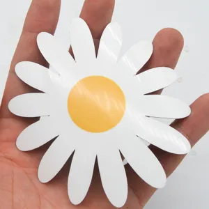 Cute daisy magnetic sticker for fridge and car decoration, flexible PVC white flower magnet.