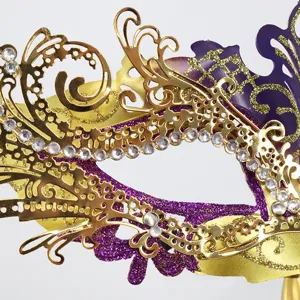 Squisita maschera in filigrana oro meta viso con glitter viola e strass scintillanti.