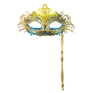 Elegante maschera di carnevale blu e oro con manico per feste in costume e balli.