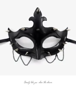 Nahaufnahme der schwarzen Punk-Gesichtsmaske mit Metallspitzen und Ketten für Party.