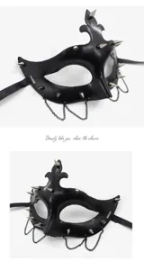 Schwarze Punk Gothic Maske mit Metallspitzen und Ketten fuer Halloween Party Kostuem.