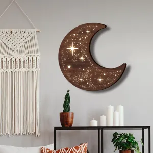 Applique da parete a forma di mezzaluna in legno con effetto luce LED stellata.