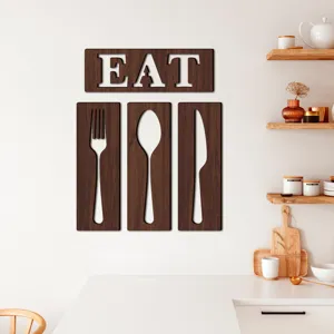 Vue détaillée des panneaux de décoration murale en bois EAT et couverts dans une cuisine.