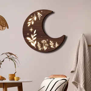 Vista dettagliata della lampada da parete LED a forma di luna in legno in stile boho.
