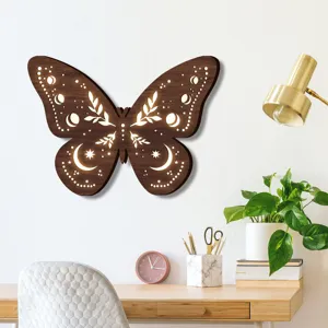 Dettaglio lampada LED da parete farfalla in legno con design luna bohemien su parete bianca.