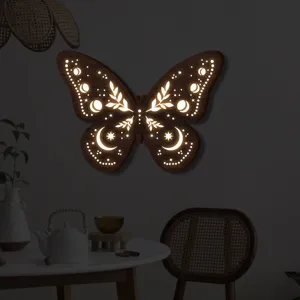 Dettaglio applique da parete farfalla in legno, luce notturna LED calda luna stella.