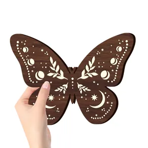 Decorazione murale a farfalla in legno con design fasi lunari, stile boho rustico.