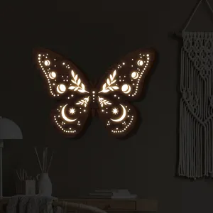 Lampada da parete LED farfalla in legno boho, dettaglio luce notturna luna stella celeste.