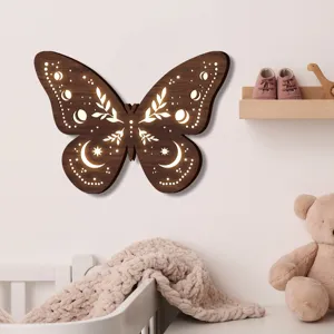 Dettaglio lampada da parete farfalla in legno, design boho con luce notturna LED calda per bimbi.
