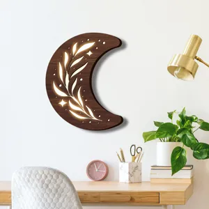 Dettaglio della lampada da parete LED in legno a forma di luna in un ambiente nordico.