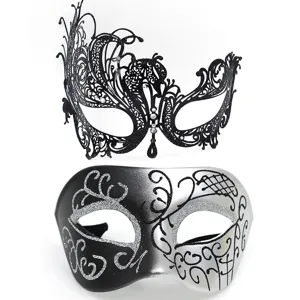 Exquisito juego de máscaras de mascarada con filigrana negra y diseño plateado elegante.