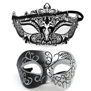 Conjunto de mascaras de mascarada, metal negro filigrana pedreria y mascara plateada.